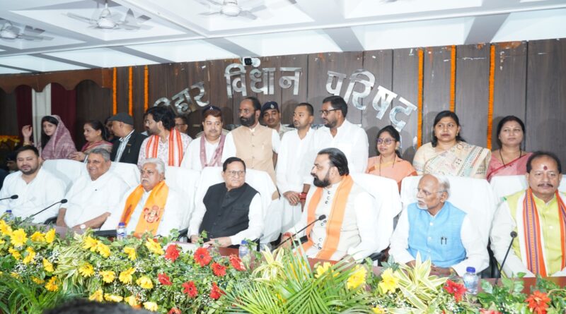 सभापति अवधेश नारायण सिंह ने विधान परिषद् के 10 नव निर्वाचित सदस्यों को अपने पद और गोपनीयता की शपथ दिलाई 1
