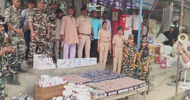 18वीं वाहिनी SSB एवं पुलिस, उत्पाद तथा औषधि नियंत्रण विभाग की संयुक्त कार्रवाई में भारी मात्रा में मादक एवं प्रतिबंधित दवाइयाँ, विदेशी मुद्रा एवं बहुमूल्य धातुएँ बरामद, दो तस्कर गिरफ्तार