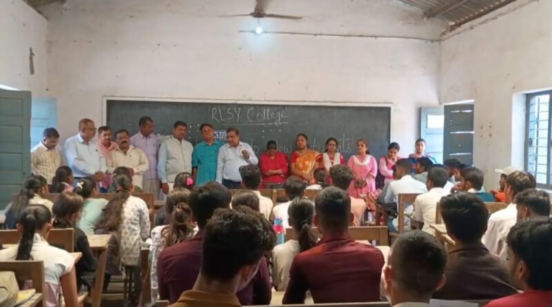 अनुशासन और निरंतरता ही एक साफ छात्र जीवन की नींव हैं।।2.नालंदा डेयरी में बनेगा 20 एमटी प्रतिदिन क्षमता वाला दही-लस्सी प्लांट का शिलान्यास।।आईपीआरडी की सहायक प्रशाखा पदाधिकारी स्मिता कुमारी ने पॉवरलिफिटिंग चैंपियनशिप में जीते दो स्वर्ण और एक रजत पदक ।।4.हर खेत तक सिंचाई का पानी योजना के तहत पूर्ण हुई 1358 योजनाएं