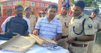 थाने में दलाली का काला खेल बेनकाब दलाल के बैग से मिलीं तीन थानों की केस डायरी 10 पुलिसकर्मी सस्पेंड