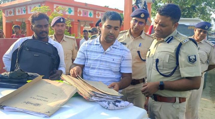 थाने में दलाली का काला खेल बेनकाब दलाल के बैग से मिलीं तीन थानों की केस डायरी 10 पुलिसकर्मी सस्पेंड 1
