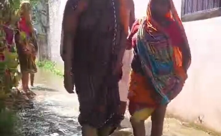 थरहेसरी मुहल्ले में 2-3 फीट पानी लगा , सरकारी नाला पर अतिक्रमण , मरीज अस्पताल नहीं पहुंच पा रहे, बच्चों-बुजुर्गों की तबीयत खराब 2