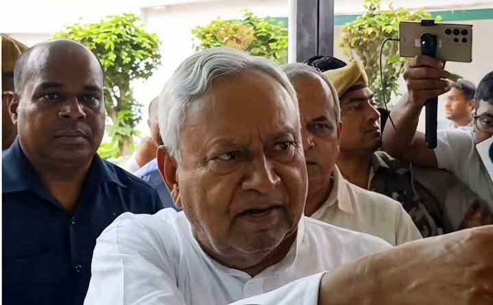नीतीश कुमार का औचक निरीक्षण लापरवाही पर प्रदेश अध्यक्ष उमेश कुशवाहा को लगाई फटकार, JDU कार्यालय में मचा हड़कंप