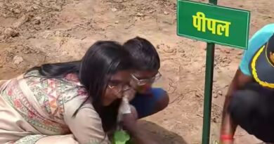 गया जी में आयोजित प्रबोधन कार्यक्रम के दूसरे दिवस के अंतर्गत पौधारोपण करते : मीणा कामत, विधायक