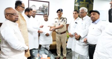 पेपर लीक के खिलाफ प्रदर्शन पर फायरिंग और लाठीचार्ज तेजस्वी यादव DGP से मिले AK-47 से गोली चलाने वाले अफसरों पर FIR की मांग