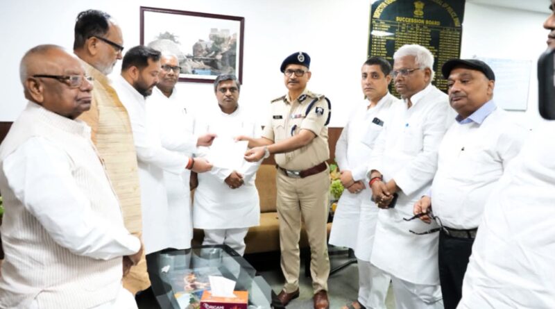 पेपर लीक के खिलाफ प्रदर्शन पर फायरिंग और लाठीचार्ज तेजस्वी यादव DGP से मिले AK-47 से गोली चलाने वाले अफसरों पर FIR की मांग 1
