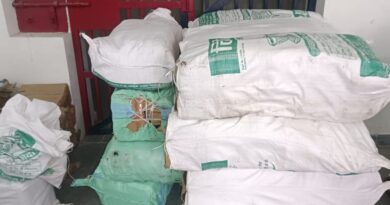 रहिका में बड़ी कार्रवाई, बगीचे से 3 हजार बोतल नेपाली देसी शराब बरामद