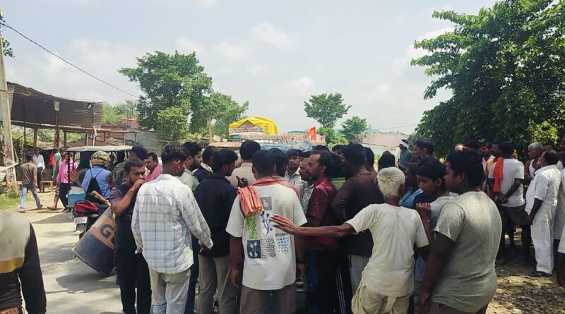 (बड़ी खबर) डायवर्सन टूटने से पानी में गिरी मिक्सर मशीन चालक की दबकर मौत जयनगर-दरभंगा मुख्य सड़क जाम