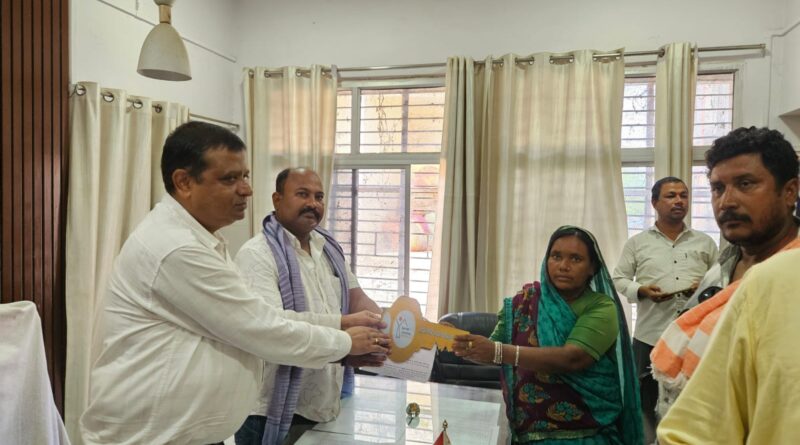 पीएम आवास योजना के लाभुकों को मिला स्वीकृति पत्र और घर की चाबी