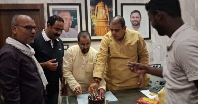 राजद नेता एजाज अहमद का 57 वां जन्मदिन राजद कार्यालय में नेताओं और कार्यकर्ताओं की उपस्थिति में केक‌ काट कर मनाया गया