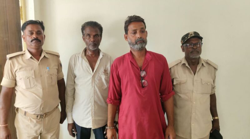 जमीनी विवाद के मामले में फरार चल रहे दो अभियुक्तों को  पुलिस ने गिरफ्तार