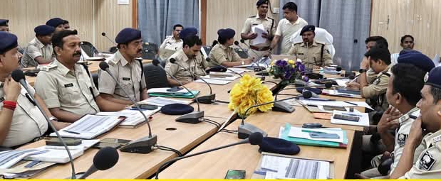 पुलिस की मासिक अपराध गोष्ठी एसपी योगेंद्र कुमार ने लंबित कांडों के त्वरित निष्पादन का निर्देश 3