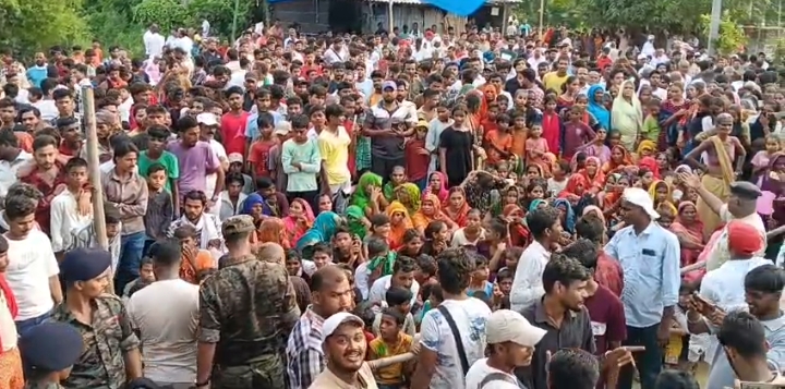 रोशन यादव की जेल में मौत को लेकर तेजस्वी यादव पहुंचे परगौली, परिजनों को दिया इंसाफ का भरोसा