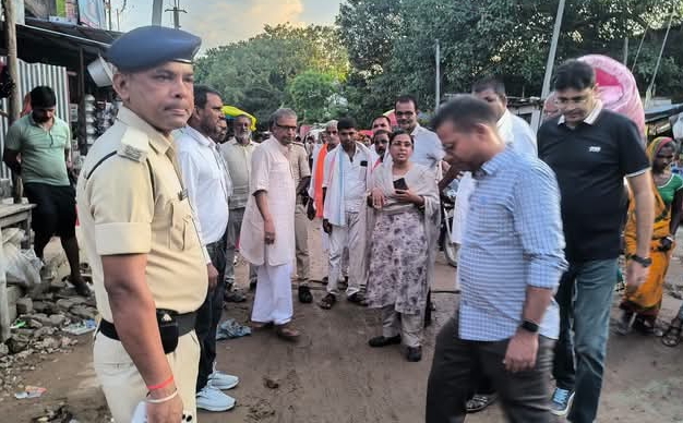 बाबूबरही विधायक मीणा कामत ने लदनियां से नेपाल सीमा तक बन रही सड़क का किया निरीक्षण