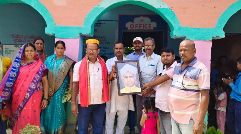 गोदाम टोल मिडिल स्कूल में हर्षोल्लास से मना शिक्षक दिवस