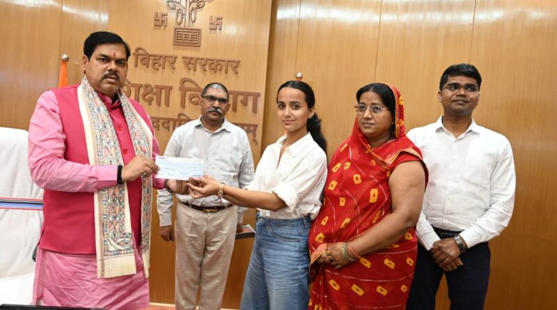 विश्व ताइक्वांडो प्रतियोगिता के लिए चयनित रिया और भवानी को माननीय शिक्षा मंत्री ने सौंपे 2-2 लाख के चेक