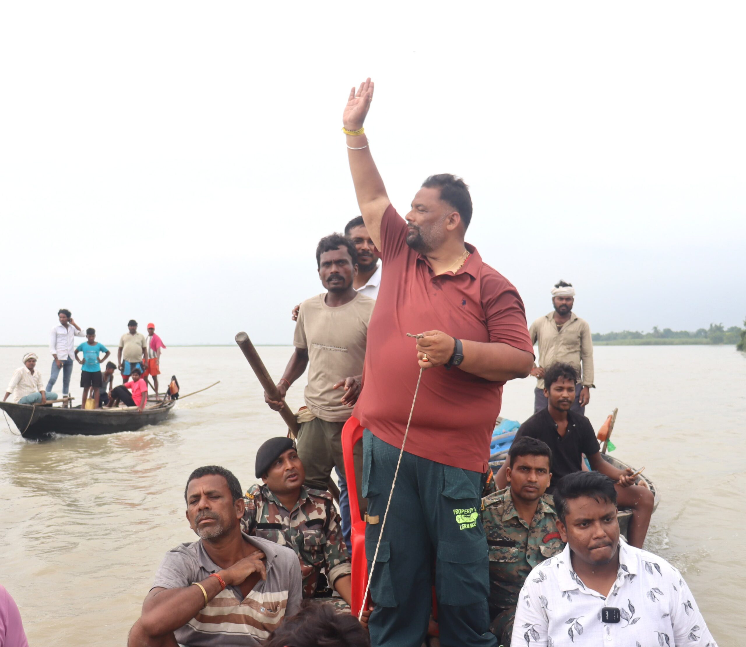 मनिहारी में बाढ़ की भयावह तस्वीर नाव से गांवों में पहुंचे पप्पू यादव