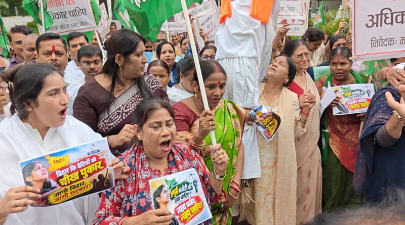 जमुई की घटना के विरोध में और मुख्यमंत्री सम्राट चौधरी के इस्तीफा की मांग को लेकर राजद के नेताओं और कार्यकर्ताओं तथा महिलाओं ने मुख्यमंत्री सम्राट चौधरी का पुतला दहन किया 