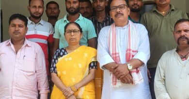 सोनमती में भाकपा माले MLC शशि यादव से मिला ग्राम रक्षा दल अपनी मांगों को लेकर सौंपा ज्ञापन