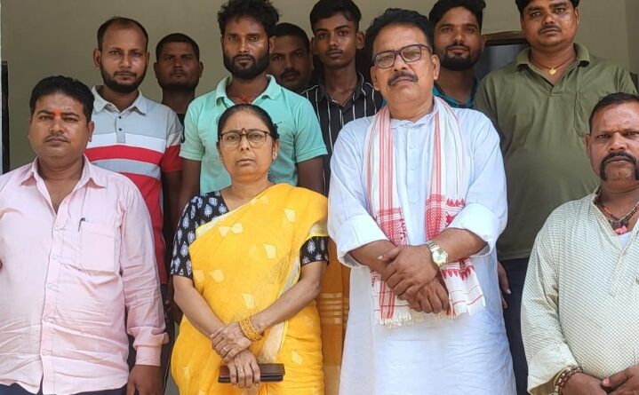सोनमती में भाकपा माले MLC शशि यादव से मिला ग्राम रक्षा दल अपनी मांगों को लेकर सौंपा ज्ञापन