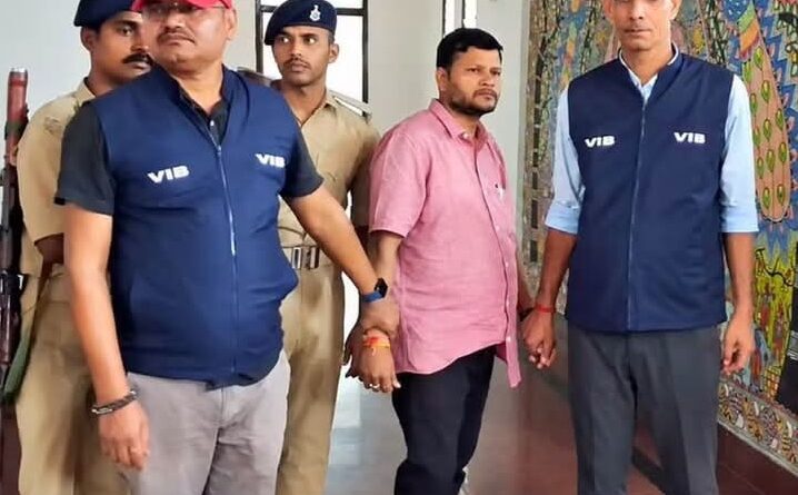 DTO कार्यालय में निगरानी विभाग ने 15 हजार रुपये रिश्वत लेते डेटा ऑपरेटर गिरफ्तार