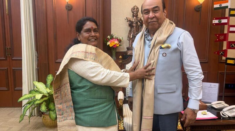 भोजपुरी के शेक्सपियर महान कवि,गीतकार, लोकगायक एवं बिहार गौरव भिखारी ठाकुर के परिवार के मान सम्मान के लिए उनके पौत्र सुशील ठाकुर को पुनः राज भवन में नौकरी की मांग को लेकर विधान पार्षद डॉ उर्मिला ठाकुर ने  राजपाल से मिलकर न्याय की मांग की