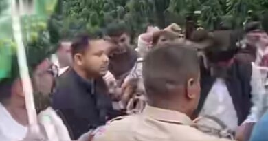 इंडिया ब्लॉक के सभी दलों के नेताओं ने चुनाव आयोग के मुख्य चुनाव आयुक्त ज्ञानेश कुमार के इस्तीफे की मांग को लेकर प्रदर्शन