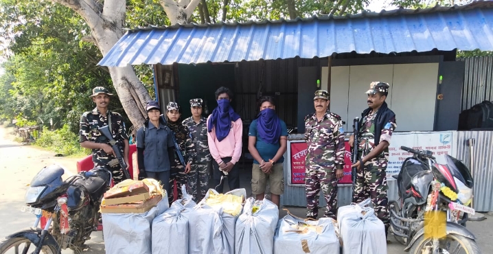 SSB ने भारत-नेपाल सीमा पर विभिन्न ब्रांड के पटाखे एवं दो मोटरसाइकिल जब्त दो व्यक्ति पकड़े गए